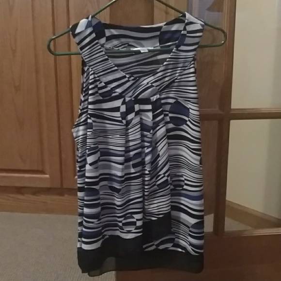 Very nice top for work or play! - Picture 1 of 5